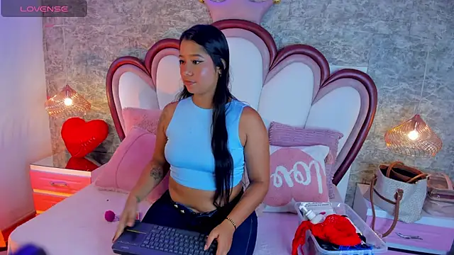 Snapshot of EmmaCrush chatting on February 28, 2026, 10:09 pm EmmaCrush online show from February 28, 2026, 10:09 pm