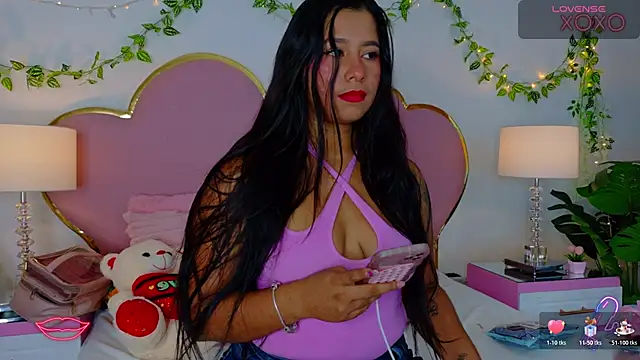 Snapshot of EmmaCrush chatting on November 11, 2025, 9:09 pm EmmaCrush online show from November 11, 2025, 9:09 pm