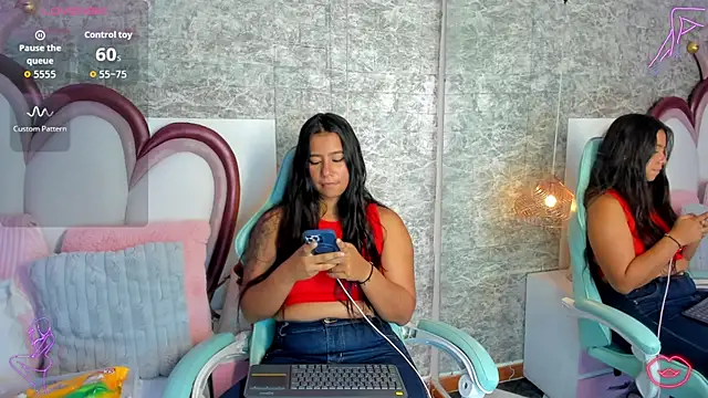 Snapshot of EmmaCrush chatting on April 10, 2026, 9:22 pm EmmaCrush online show from April 10, 2026, 9:22 pm