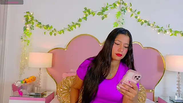 Snapshot of EmmaCrush chatting on October 16, 2025, 9:12 pm EmmaCrush online show from October 16, 2025, 9:12 pm