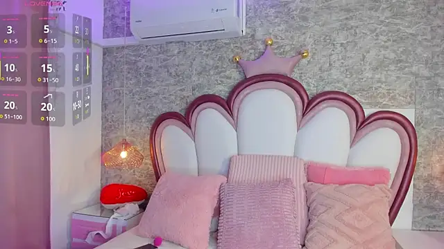 Snapshot of EmmaCrush chatting on March 10, 2026, 9:19 pm EmmaCrush online show from March 10, 2026, 9:19 pm