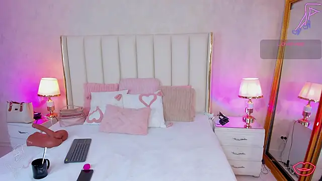 Snapshot of EmmaCrush chatting on April 7, 2026, 12:40 pm EmmaCrush online show from April 7, 2026, 12:40 pm