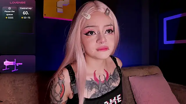 Snapshot of Elettra_Rou chatting on October 16, 2025, 1:14 am Elettra Rou online show from October 16, 2025, 1:14 am