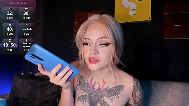 Snapshot of Elettra_Rou chatting on February 6, 2025, 2:33 am Elettra Rou online show from February 6, 2025, 2:33 am
