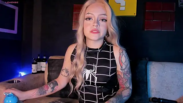 Snapshot of Elettra_Rou chatting on January 21, 2025, 9:57 pm Elettra Rou online show from January 21, 2025, 9:57 pm