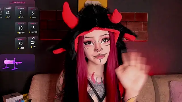 Snapshot of Elettra_Rou chatting on October 18, 2025, 12:01 am Elettra Rou online show from October 18, 2025, 12:01 am