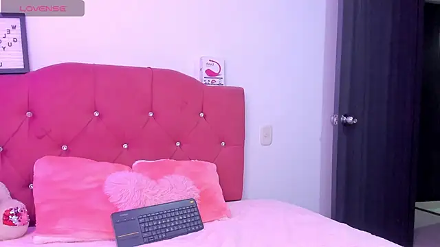 Snapshot of LucianaTomson chatting on November 22, 2025, 9:02 pm LucianaTomson online show from November 22, 2025, 9:02 pm