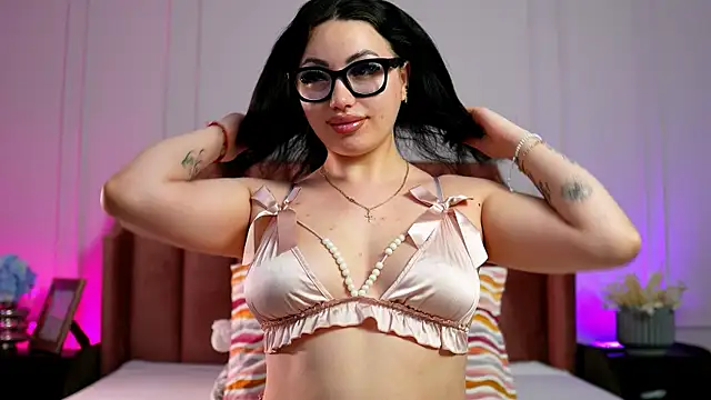 LisaRaee online show from June 23, 2026, 4:32 am
