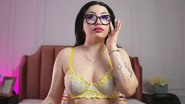 LisaRaee online show from June 2, 2026, 4:23 am