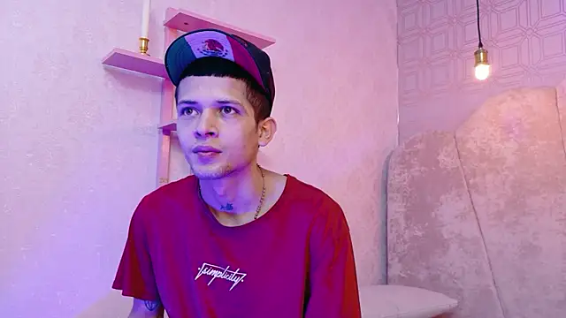 Snapshot of kendalltaylorr chatting on December 5, 2025, 12:37 pm kendalltaylorr online show from December 5, 2025, 12:37 pm