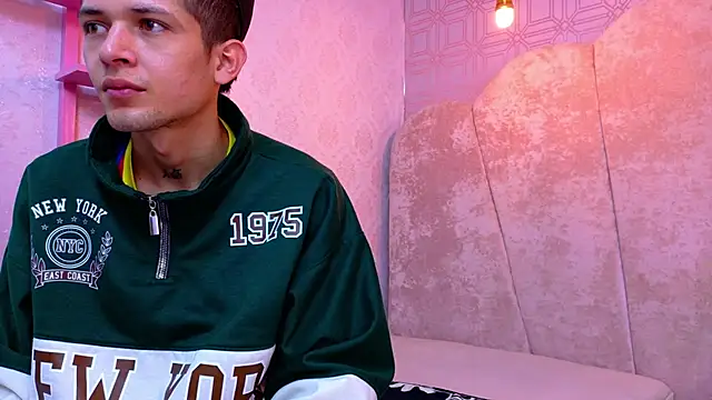 Snapshot of kendalltaylorr chatting on December 4, 2025, 12:37 pm kendalltaylorr online show from December 4, 2025, 12:37 pm