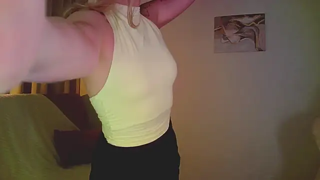 mia raspberrie online show from May 19, 2026, 10:06 pm