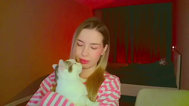 mia raspberrie online show from March 1, 2025, 3:43 am