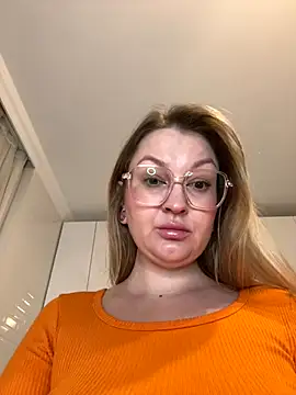 Snapshot of Teya_moon_ chatting on October 13, 2025, 6:20 pm Teya moon online show from October 13, 2025, 6:20 pm