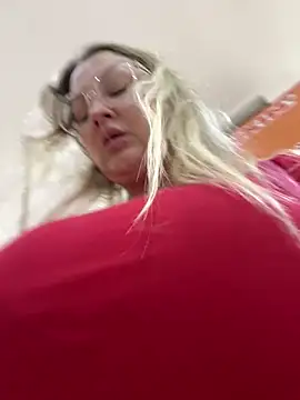 Snapshot of Teya_moon_ chatting on October 8, 2025, 1:56 pm Teya moon online show from October 8, 2025, 1:56 pm