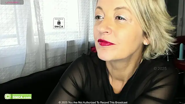 Snapshot of KARINASPALACIOS chatting on October 13, 2025, 8:27 am KARINASPALACIOS online show from October 13, 2025, 8:27 am