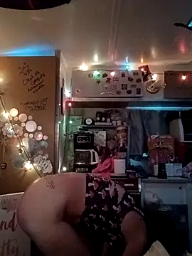 whitetrashdirtyslut online show from May 8, 2026, 1:15 pm