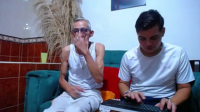 Snapshot of Leon_hot_X chatting on January 23, 2025, 9:29 pm Leon hot X online show from January 23, 2025, 9:29 pm