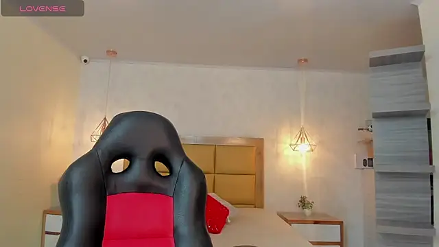 LARSONMIA online show from March 20, 2026, 12:28 pm