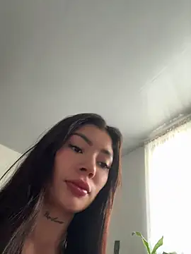 Snapshot of Roxanne_08 chatting on July 4, 2026, 2:43 pm Roxanne 08 online show from July 4, 2026, 2:43 pm