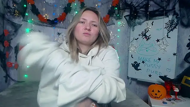 Snapshot of SallyVerda chatting on November 4, 2025, 6:44 pm SallyVerda online show from November 4, 2025, 6:44 pm