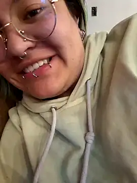 Snapshot of lucky-leah chatting on November 7, 2025, 4:06 am lucky-leah online show from November 7, 2025, 4:06 am