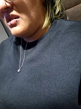 Snapshot of lucky-leah chatting on December 4, 2025, 4:11 am lucky-leah online show from December 4, 2025, 4:11 am