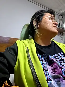 Snapshot of lucky-leah chatting on November 15, 2025, 3:32 am lucky-leah online show from November 15, 2025, 3:32 am