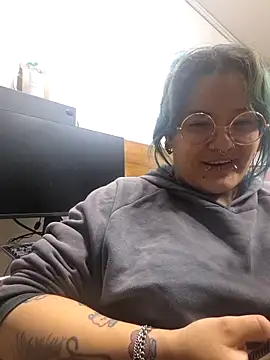 Snapshot of lucky-leah chatting on July 1, 2026, 3:18 am lucky-leah online show from July 1, 2026, 3:18 am