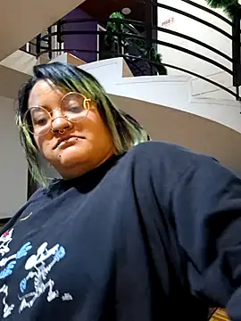 Snapshot of lucky-leah chatting on November 19, 2025, 3:06 am lucky-leah online show from November 19, 2025, 3:06 am