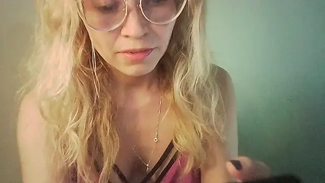 JuliaMack online show from January 8, 2025, 9:55 pm