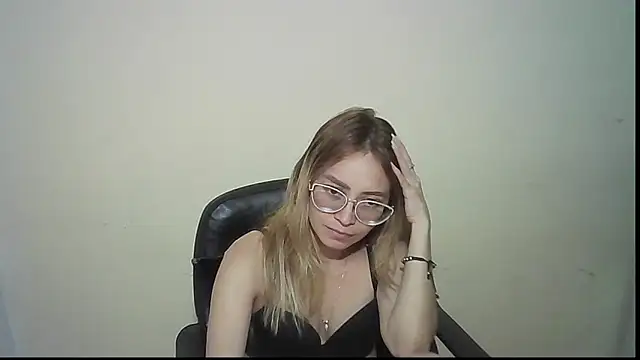 JuliaMack online show from September 23, 2025, 12:06 am