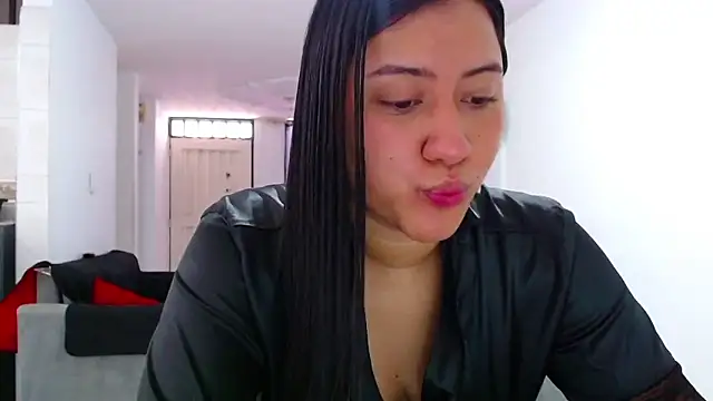 Snapshot of LuciaTomson chatting on May 21, 2026, 4:04 pm LuciaTomson online show from May 21, 2026, 4:04 pm