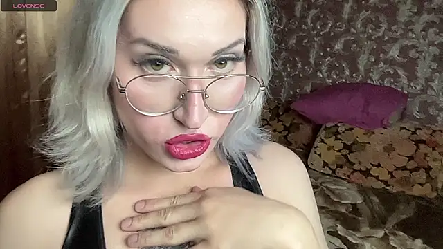 Snapshot of SweetBubbleQueen chatting on August 1, 2026, 2:15 pm SweetBubbleQueen online show from August 1, 2026, 2:15 pm