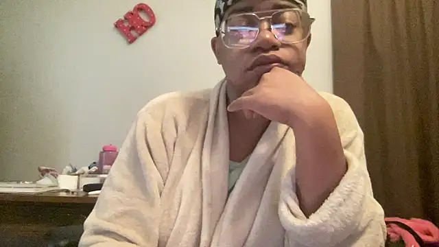 MommyConfident online show from November 25, 2025, 2:06 pm