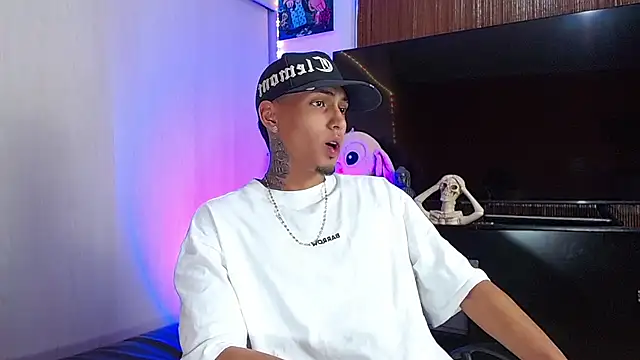 Snapshot of Liam_lee chatting on December 3, 2025, 11:25 pm Liam lee online show from December 3, 2025, 11:25 pm