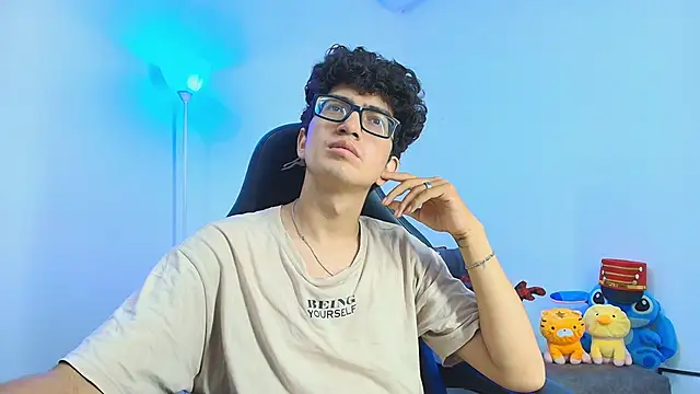 Snapshot of TylerWhite_ chatting on December 2, 2025, 5:53 am TylerWhite online show from December 2, 2025, 5:53 am