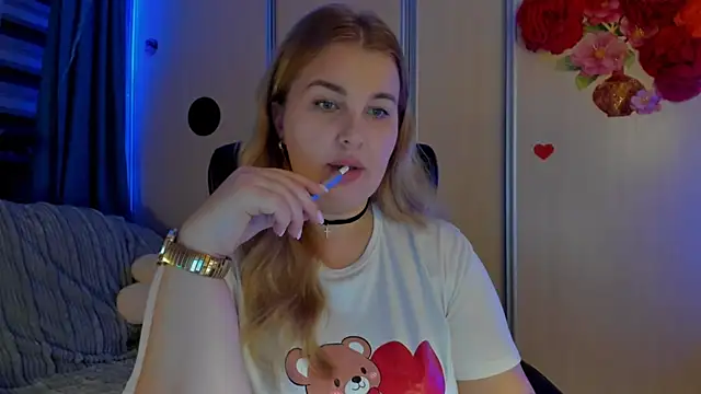 CoraSwon online show from November 17, 2025, 5:50 pm