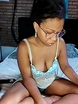 Snapshot of littlebrunett chatting on February 7, 2026, 2:14 pm littlebrunett online show from February 7, 2026, 2:14 pm