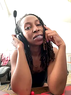 LeyaHoneybuns online show from October 27, 2025, 3:35 pm