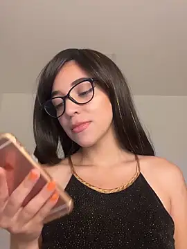 uniquerossie online show from December 19, 2025, 7:33 am