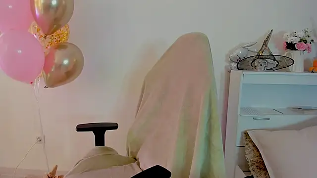 Snapshot of crystalnut chatting on October 18, 2025, 2:57 am crystalnut online show from October 18, 2025, 2:57 am