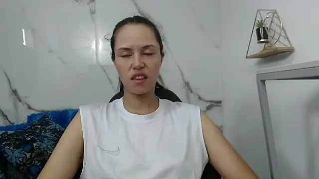 Snapshot of Lindsey8 chatting on May 17, 2026, 1:44 pm Lindsey8 online show from May 17, 2026, 1:44 pm