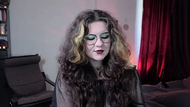 Snapshot of Laura_Karamazov chatting on September 27, 2025, 9:48 am Laura Karamazov online show from September 27, 2025, 9:48 am