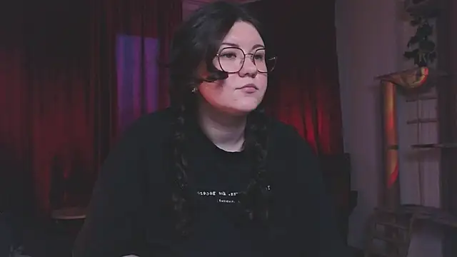 Snapshot of Laura_Karamazov chatting on March 8, 2025, 3:35 pm Laura Karamazov online show from March 8, 2025, 3:35 pm