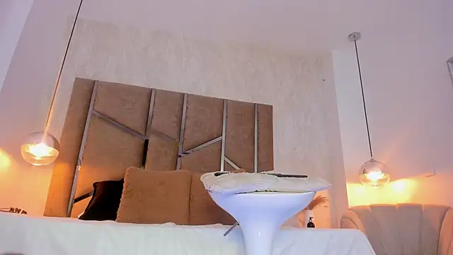 Martinaa Jones  online show from January 12, 2026, 12:45 pm