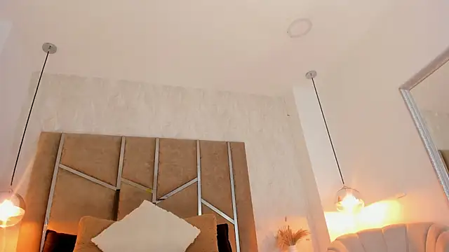 Martinaa Jones  online show from January 13, 2026, 12:31 pm