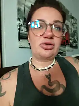 EllieOz online show from October 7, 2025, 3:46 pm