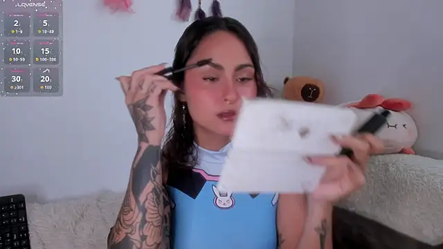 Violette-Ramirez01 online show from December 18, 2025, 6:45 pm