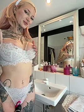 Stella-Kink online show from May 3, 2026, 1:04 pm
